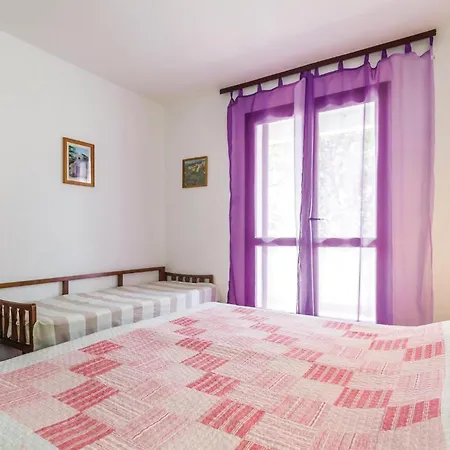 3 Bedroom Beautiful In Krk Apartman